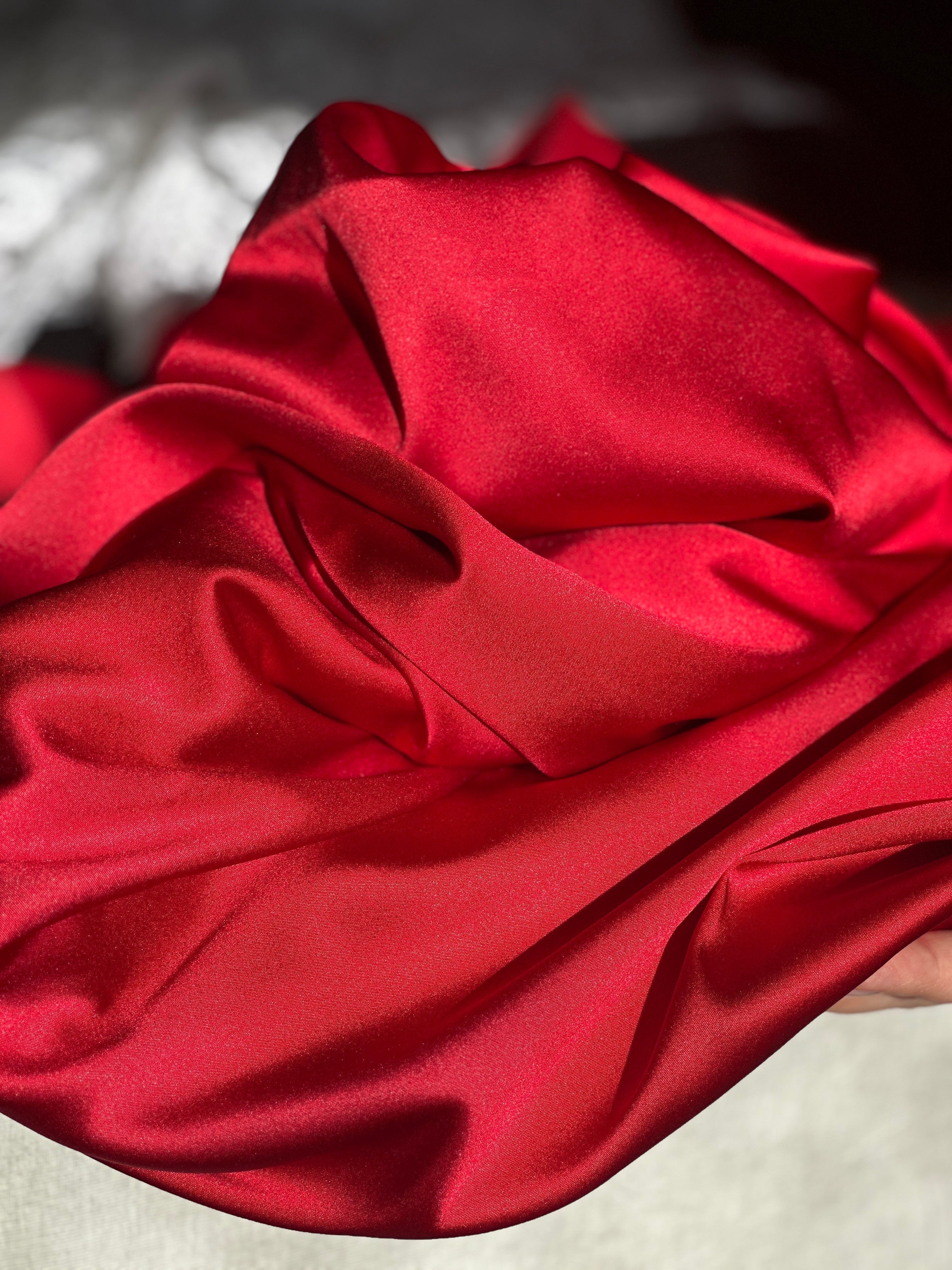 vue détail soie haute couture rouge intense