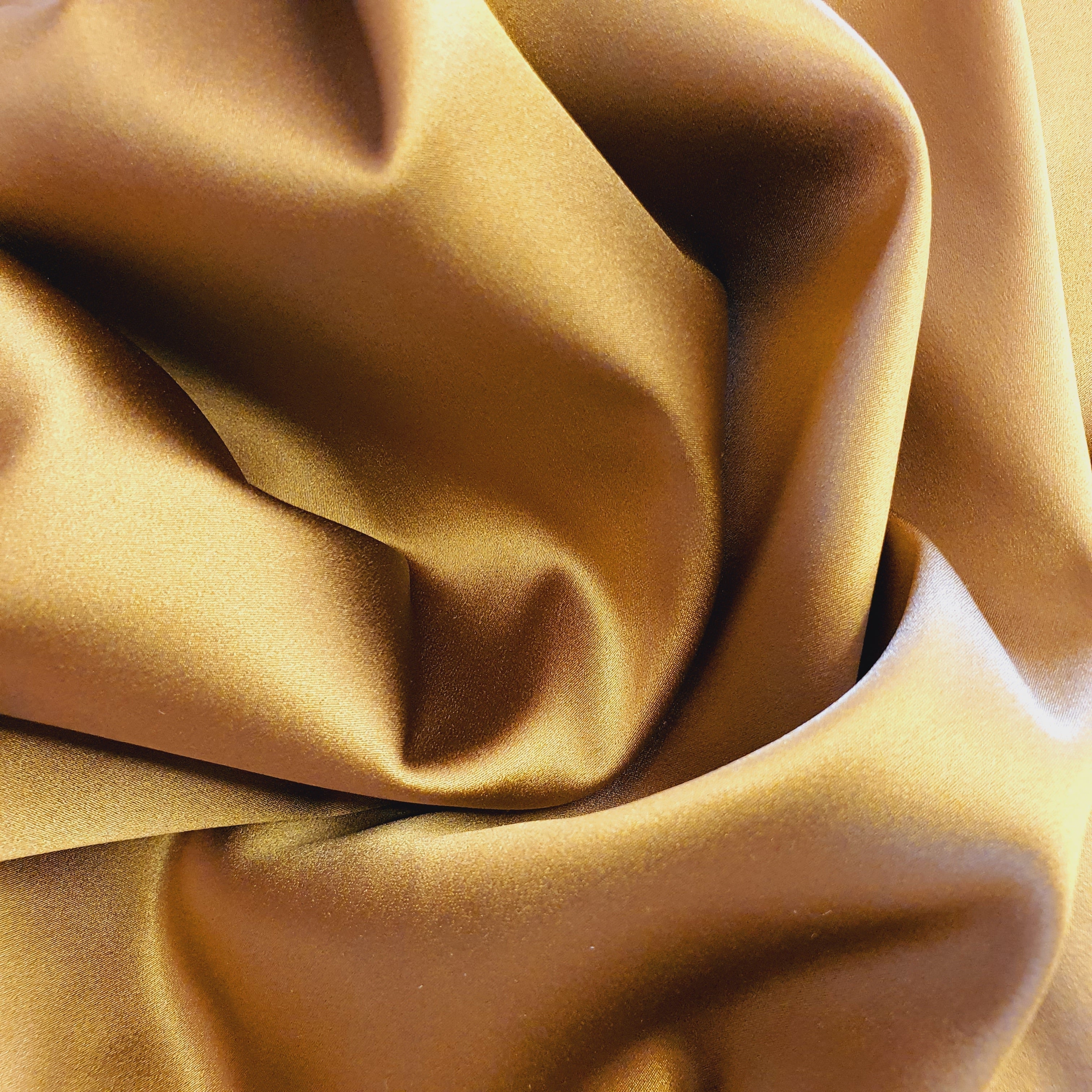 La lingerie en soie : l’art du raffinement sur la peau